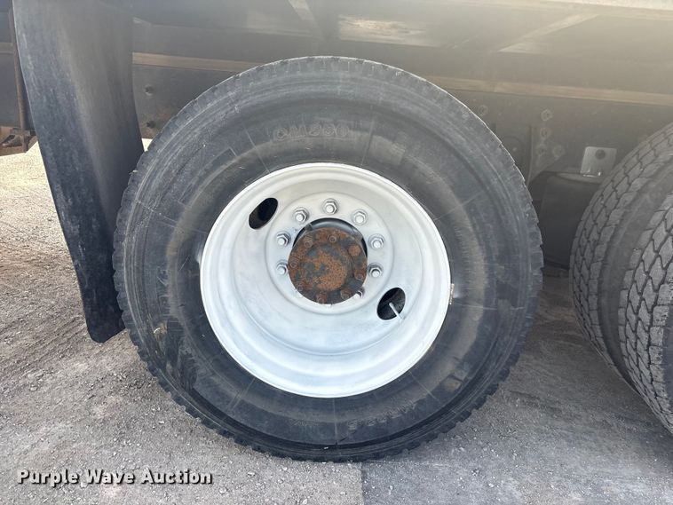 image for item EG8275 2006 International 7400 flatbed truck