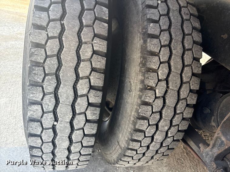 image for item EG8275 2006 International 7400 flatbed truck