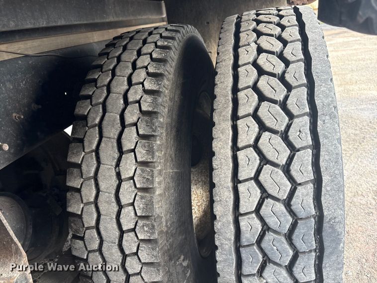 image for item EG8275 2006 International 7400 flatbed truck