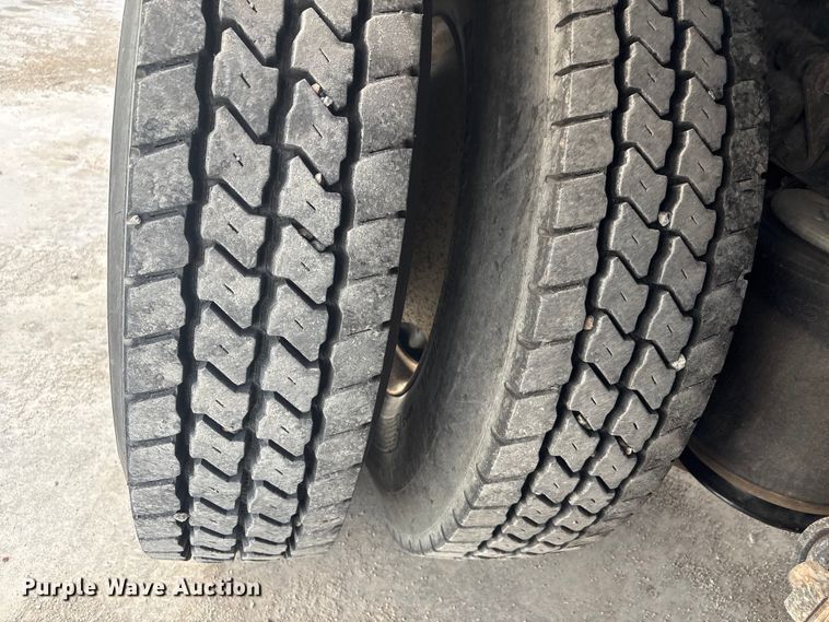 image for item EG8275 2006 International 7400 flatbed truck