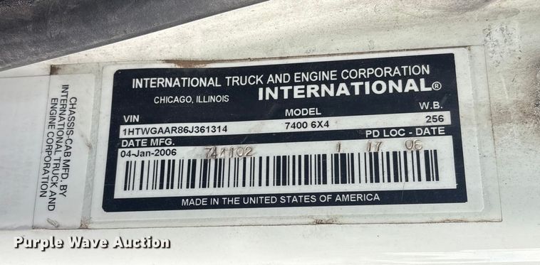 image for item EG8275 2006 International 7400 flatbed truck