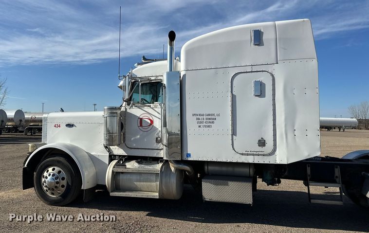 image for item EL0084 1999 Peterbilt 379 semi truck