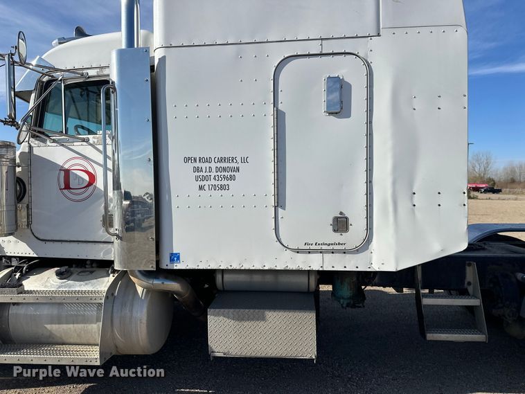 image for item EL0084 1999 Peterbilt 379 semi truck