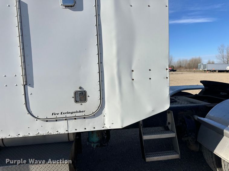 image for item EL0084 1999 Peterbilt 379 semi truck