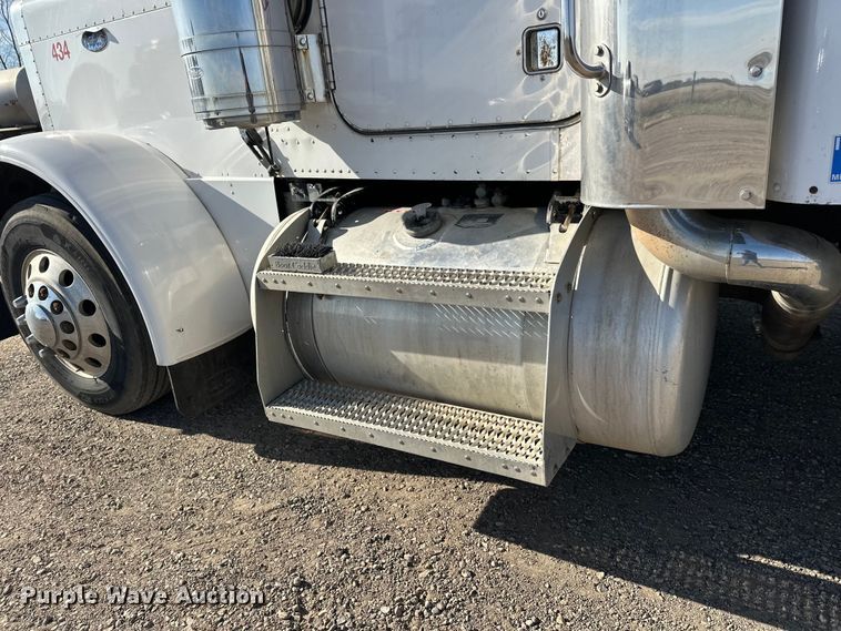 image for item EL0084 1999 Peterbilt 379 semi truck