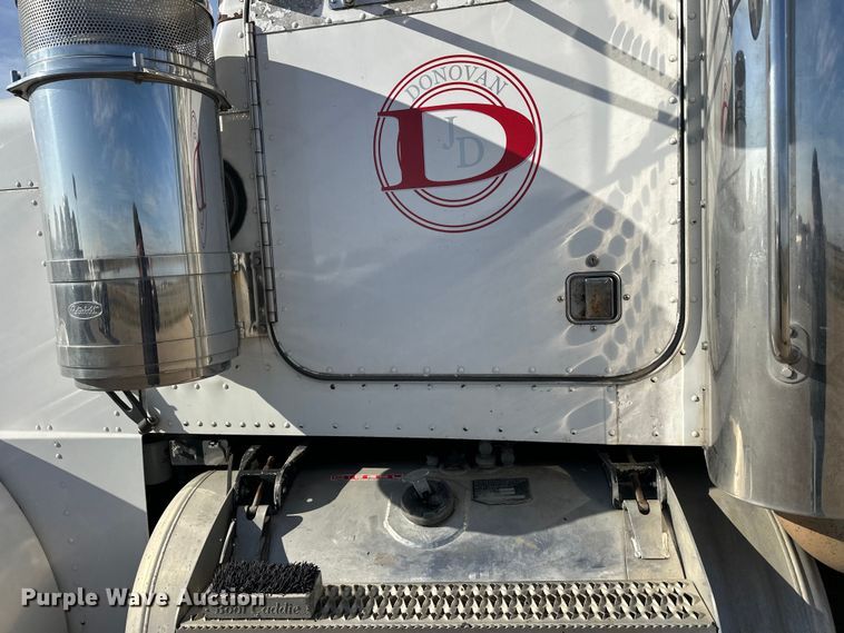 image for item EL0084 1999 Peterbilt 379 semi truck