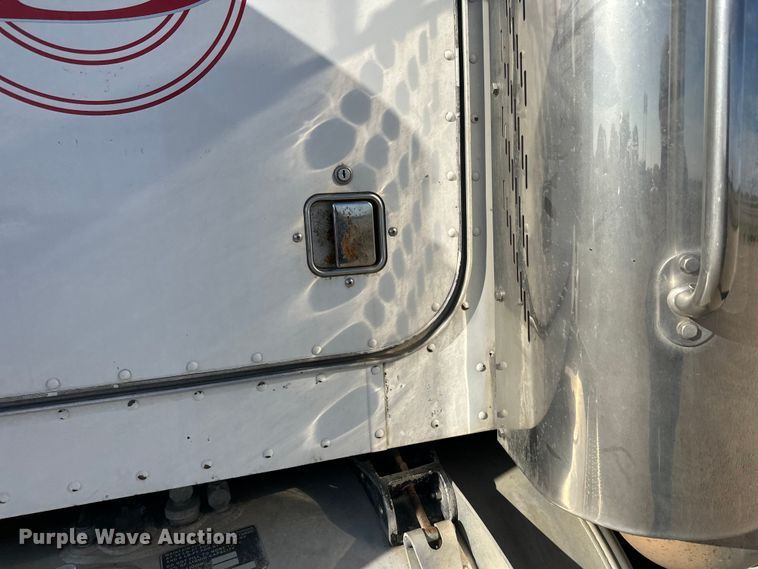 image for item EL0084 1999 Peterbilt 379 semi truck