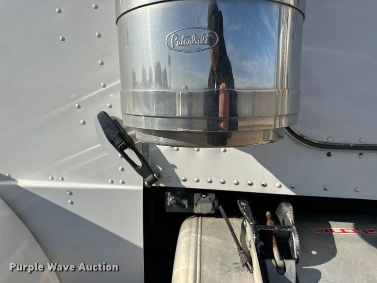 image for item EL0084 1999 Peterbilt 379 semi truck