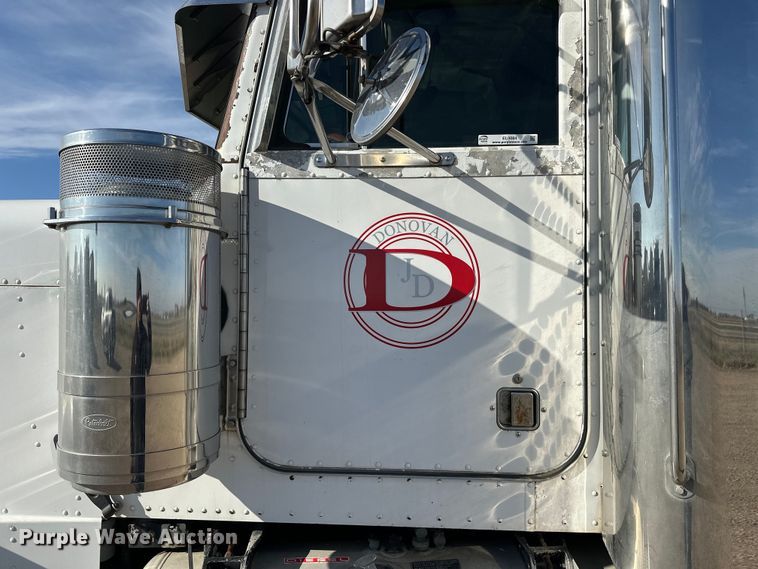 image for item EL0084 1999 Peterbilt 379 semi truck