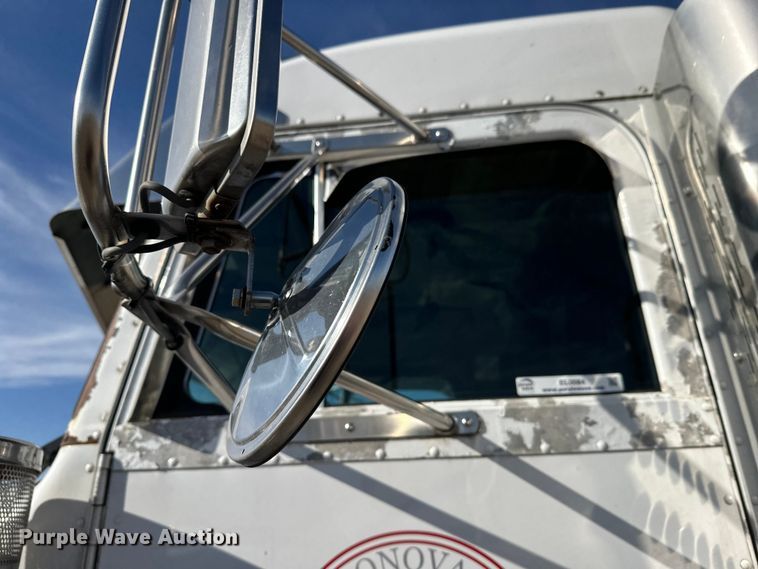 image for item EL0084 1999 Peterbilt 379 semi truck