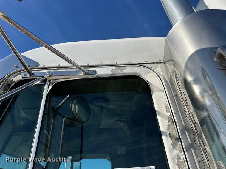 image for item EL0084 1999 Peterbilt 379 semi truck