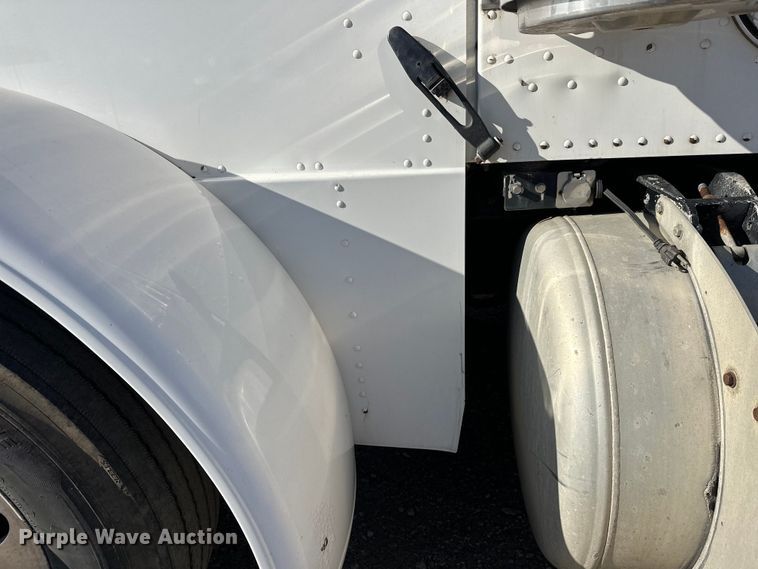 image for item EL0084 1999 Peterbilt 379 semi truck