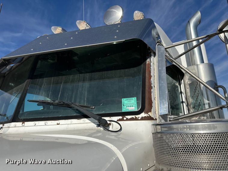 image for item EL0084 1999 Peterbilt 379 semi truck