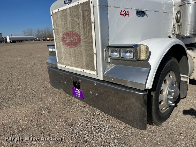 image for item EL0084 1999 Peterbilt 379 semi truck