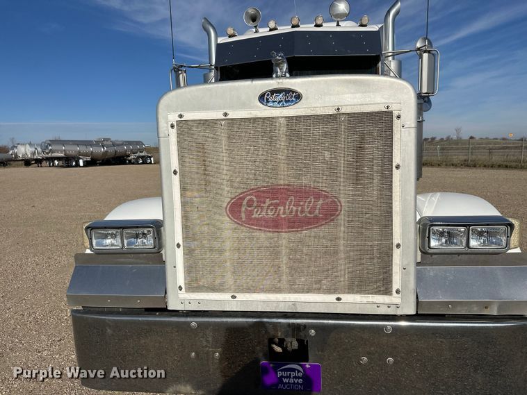 image for item EL0084 1999 Peterbilt 379 semi truck