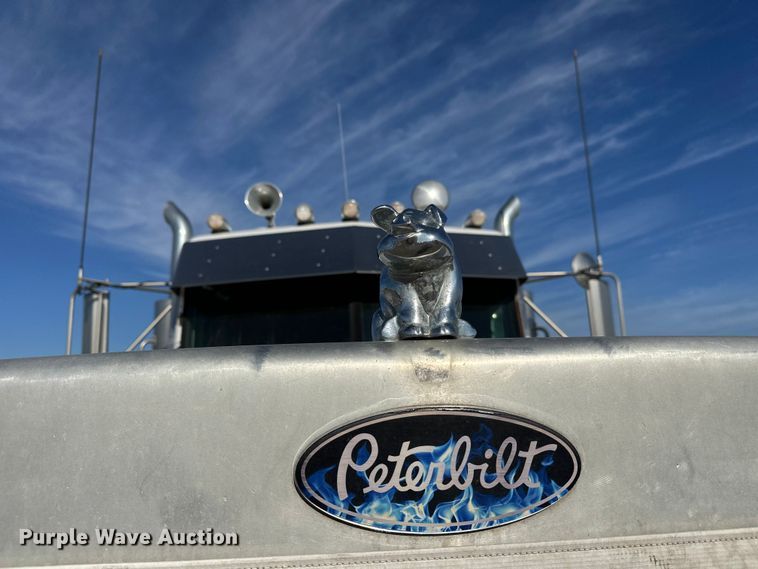 image for item EL0084 1999 Peterbilt 379 semi truck