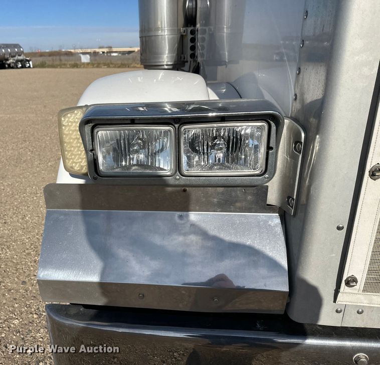 image for item EL0084 1999 Peterbilt 379 semi truck