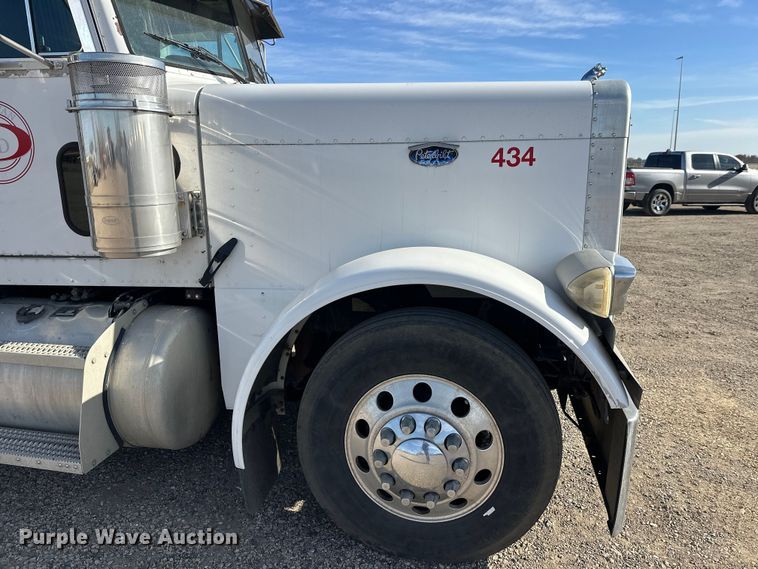 image for item EL0084 1999 Peterbilt 379 semi truck