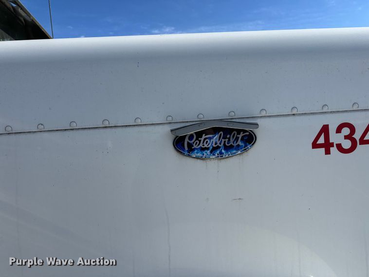 image for item EL0084 1999 Peterbilt 379 semi truck