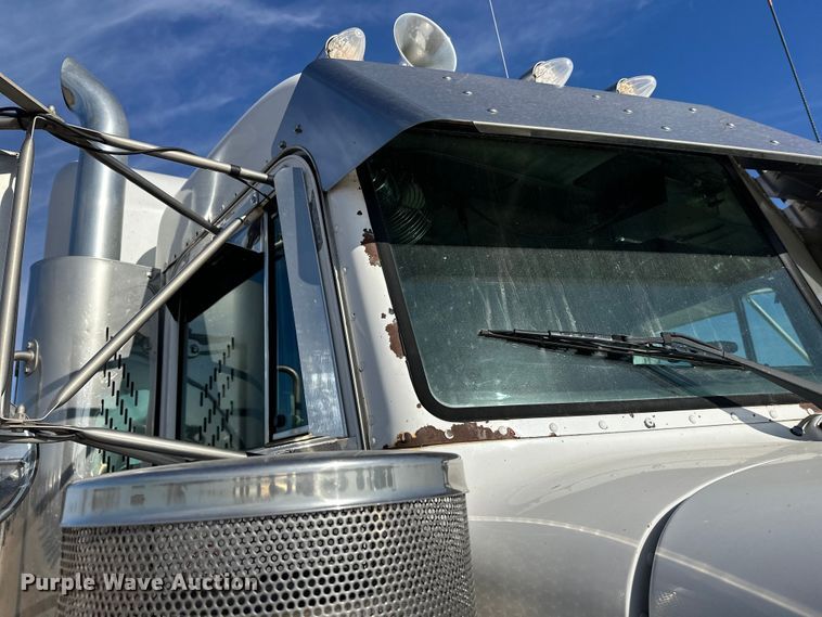 image for item EL0084 1999 Peterbilt 379 semi truck