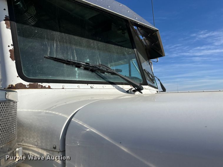 image for item EL0084 1999 Peterbilt 379 semi truck