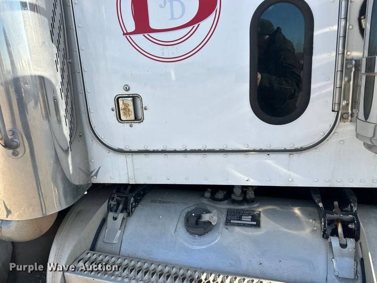 image for item EL0084 1999 Peterbilt 379 semi truck