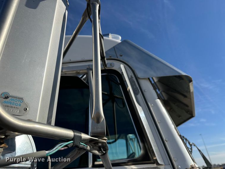 image for item EL0084 1999 Peterbilt 379 semi truck