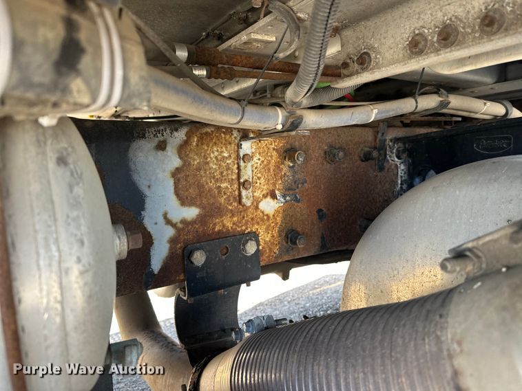 image for item EL0084 1999 Peterbilt 379 semi truck