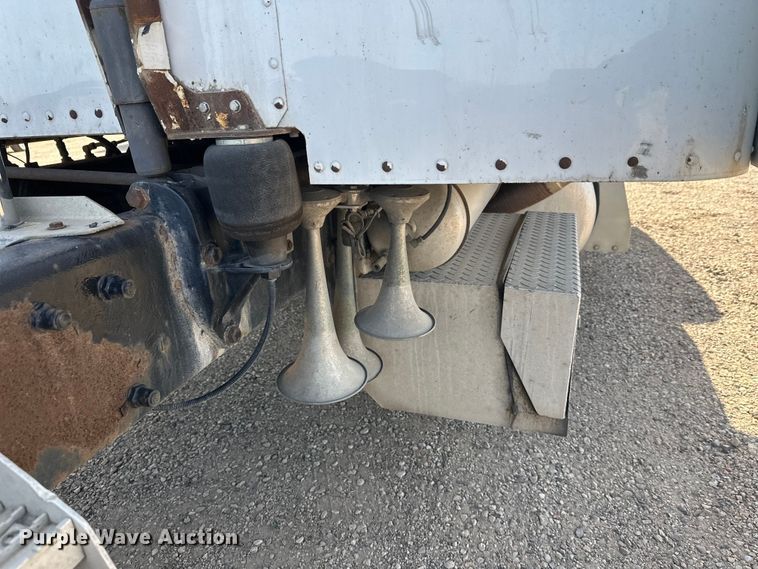 image for item EL0084 1999 Peterbilt 379 semi truck