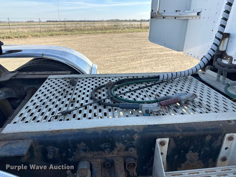 image for item EL0084 1999 Peterbilt 379 semi truck