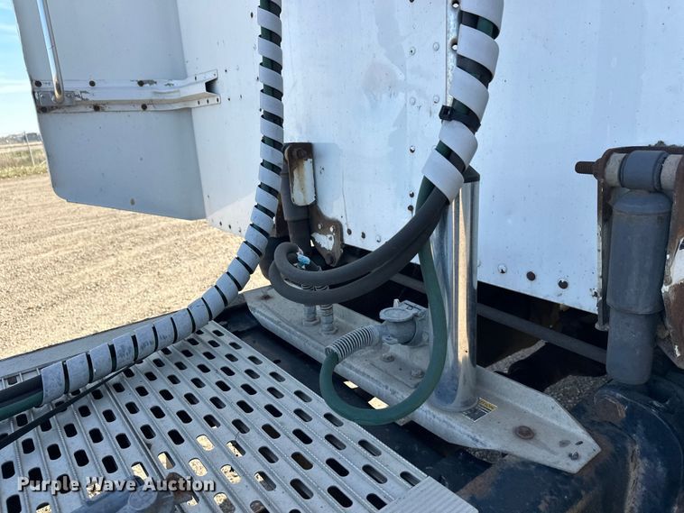 image for item EL0084 1999 Peterbilt 379 semi truck