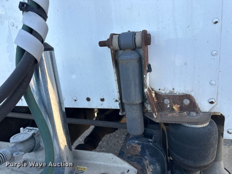 image for item EL0084 1999 Peterbilt 379 semi truck