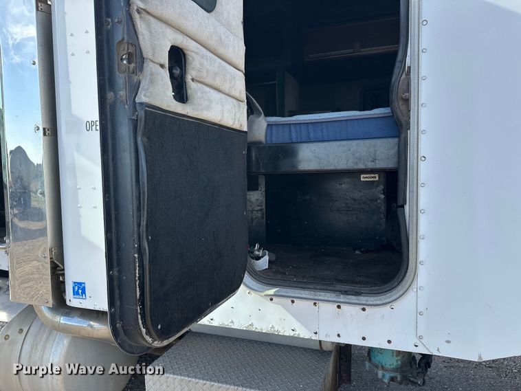 image for item EL0084 1999 Peterbilt 379 semi truck