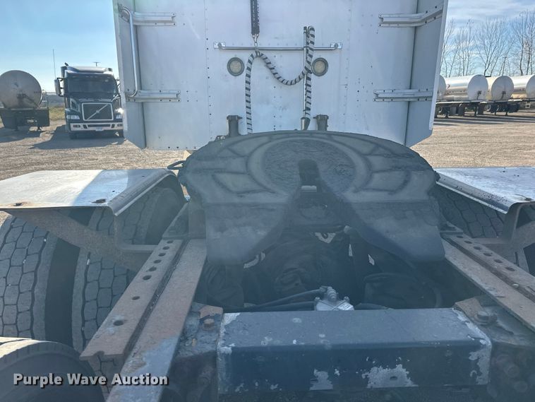 image for item EL0084 1999 Peterbilt 379 semi truck