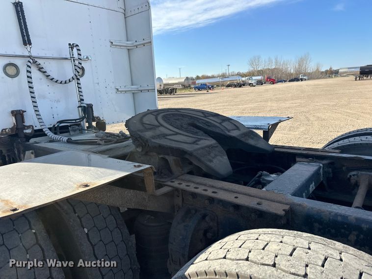 image for item EL0084 1999 Peterbilt 379 semi truck