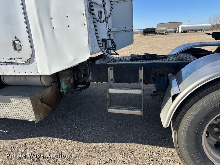 image for item EL0084 1999 Peterbilt 379 semi truck