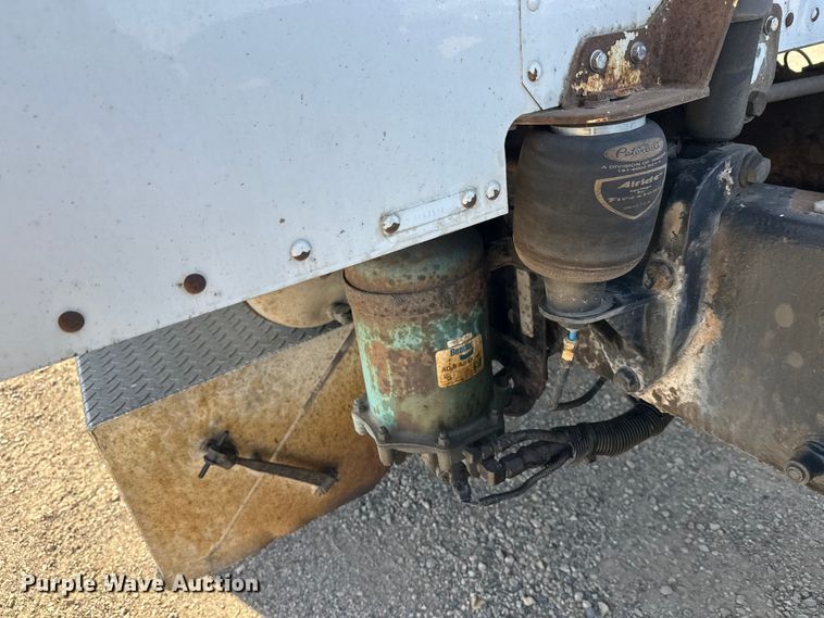 image for item EL0084 1999 Peterbilt 379 semi truck