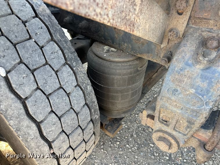 image for item EL0084 1999 Peterbilt 379 semi truck