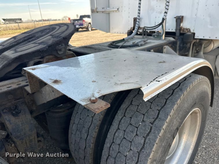 image for item EL0084 1999 Peterbilt 379 semi truck