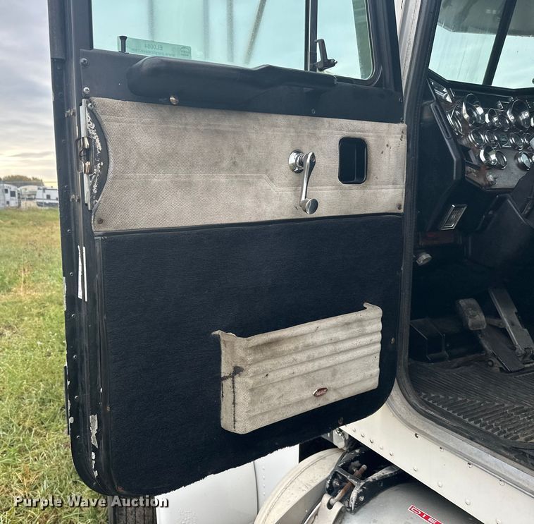 image for item EL0084 1999 Peterbilt 379 semi truck