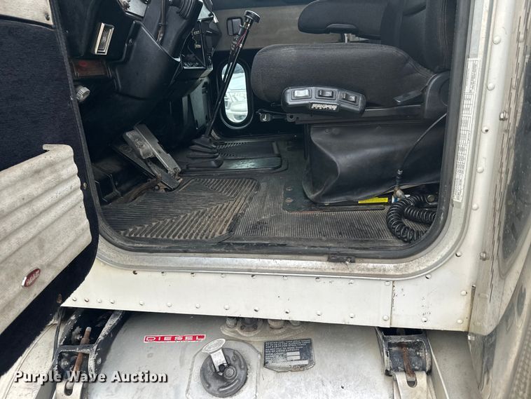 image for item EL0084 1999 Peterbilt 379 semi truck