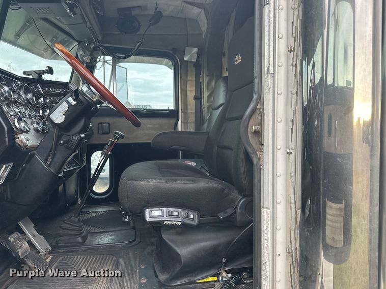 image for item EL0084 1999 Peterbilt 379 semi truck