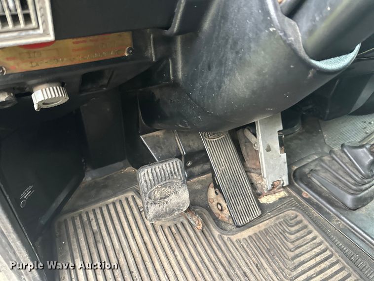 image for item EL0084 1999 Peterbilt 379 semi truck