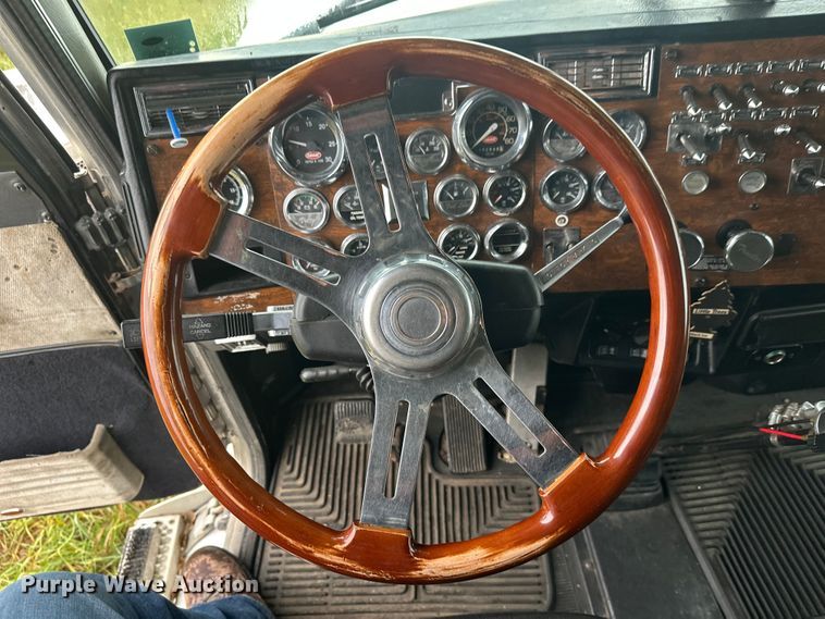 image for item EL0084 1999 Peterbilt 379 semi truck