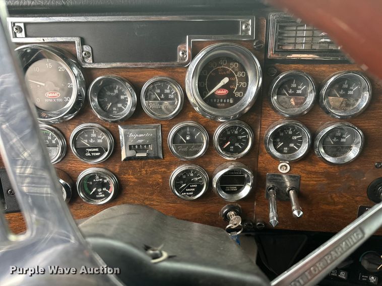 image for item EL0084 1999 Peterbilt 379 semi truck