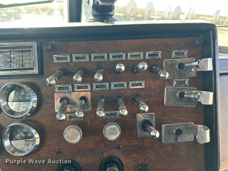 image for item EL0084 1999 Peterbilt 379 semi truck