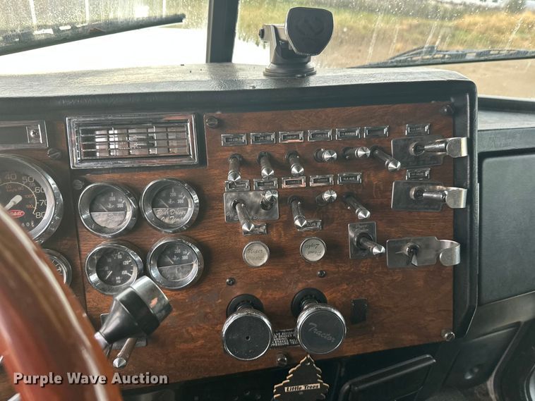 image for item EL0084 1999 Peterbilt 379 semi truck