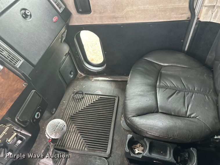 image for item EL0084 1999 Peterbilt 379 semi truck