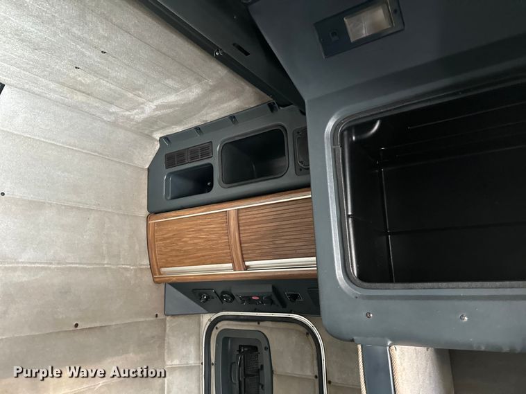 image for item EL0084 1999 Peterbilt 379 semi truck