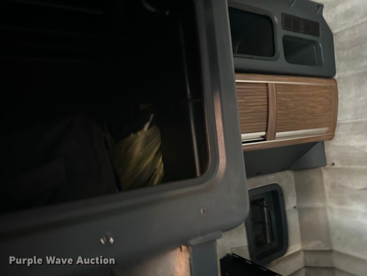 image for item EL0084 1999 Peterbilt 379 semi truck